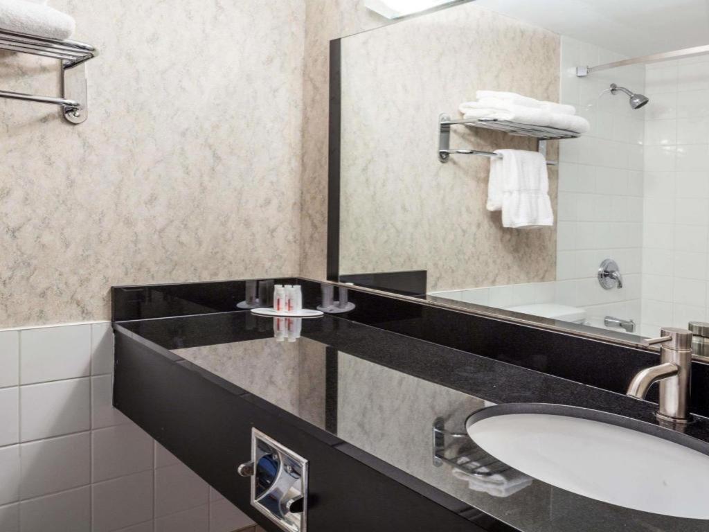 Hotel Ramada By Wyndham Timmins Extérieur photo