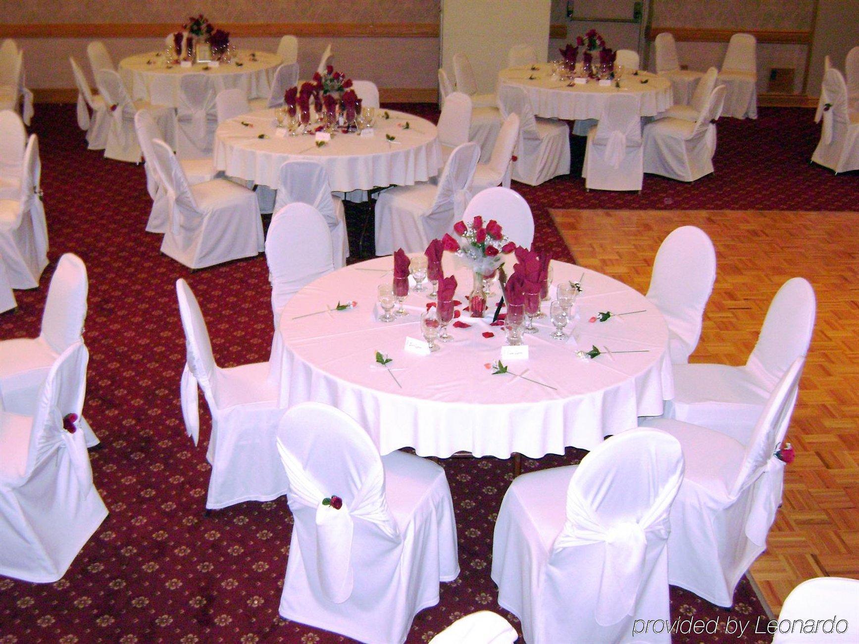 Hotel Ramada By Wyndham Timmins Restaurant photo