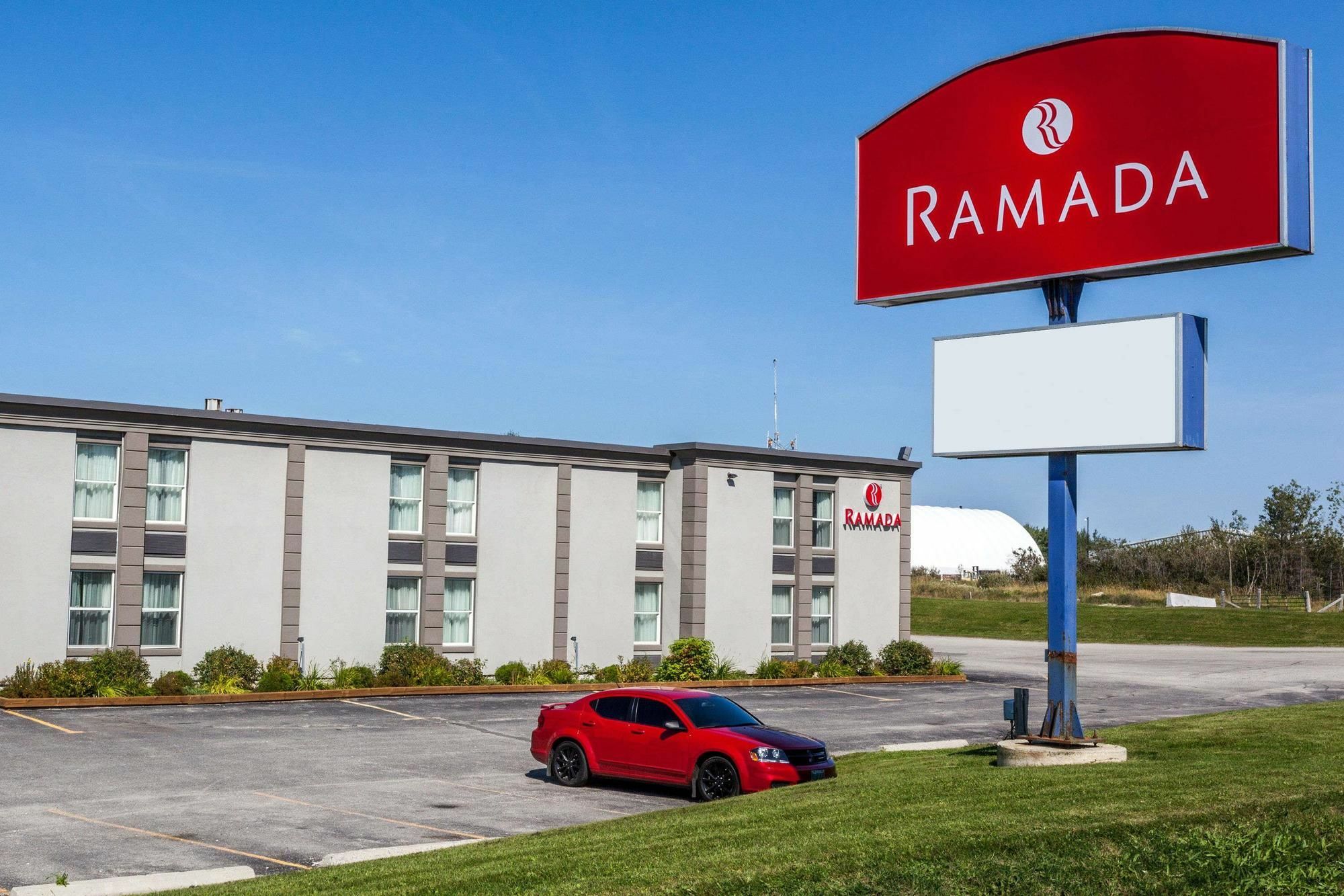 Hotel Ramada By Wyndham Timmins Extérieur photo